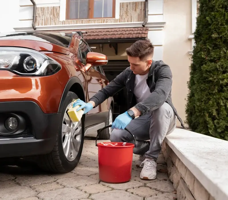 Lavage auto à domicile Grenier-Montgon : professionnel intervenant sur un véhicule
